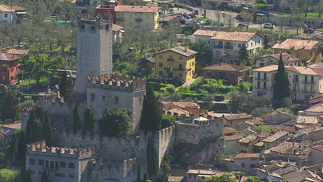 城堡/加尔达湖的MS鸟瞰图，特伦蒂诺，维罗纳，布雷西亚视频下载