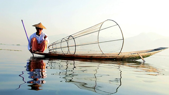 缅甸，缅甸，茵莱湖，当地的茵塔渔民用圆锥形网捕鱼视频下载
