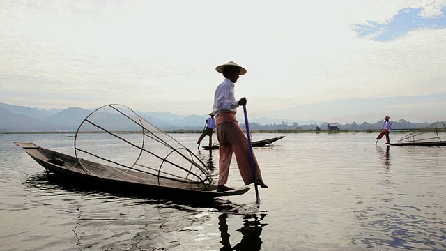WS视图的当地腿划船Intha渔民与锥形网捕鱼在茵莱湖/缅甸视频下载