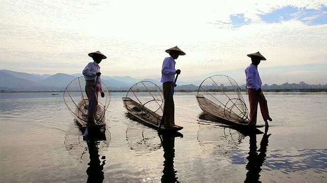 WS视图的当地腿划船Intha渔民与锥形网捕鱼在茵莱湖/缅甸视频素材
