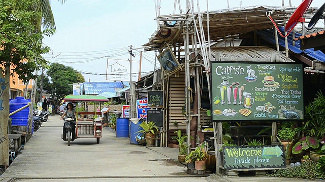 泰国甲米省的班萨拉丹岛，摩托车出租车驶过餐厅菜单标志视频下载