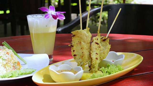 沙嗲鸡和菠萝汁，泰国甲米省的典型泰国菜/岛高兰塔视频下载