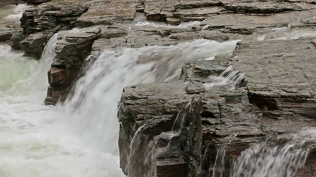 湍急的河水流过岩石/西冰川，蒙大拿，美国视频素材