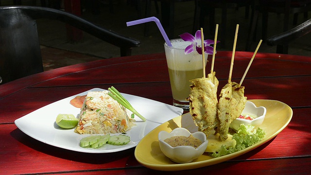 特色泰国菜:沙嗲鸡炒饭、沙嗲鸡炒饭、菠萝汁炒饭视频下载