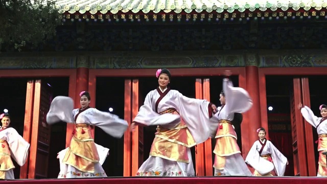 WS SLO MO拍摄的女性舞者在传统服装表演/北京，河北省，中国视频下载