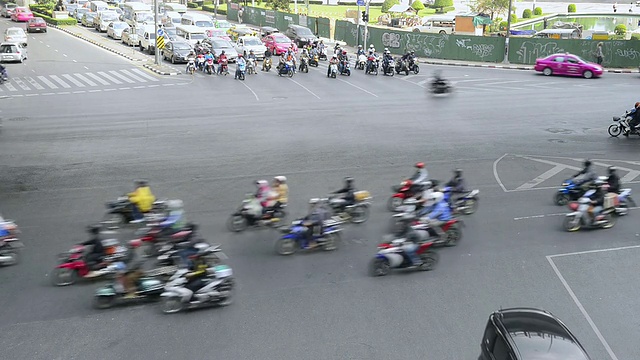 MS HA拍摄在Silom路交叉口的车辆和摩托车交通/曼谷，泰国视频下载
