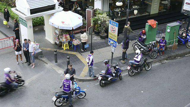 MS HA在泰国曼谷Silom区拍摄的等待顾客的摩的出租车视频下载