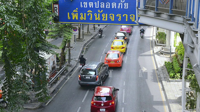 MS HA拍摄泰国曼谷Silom区的车辆和出租车视频下载