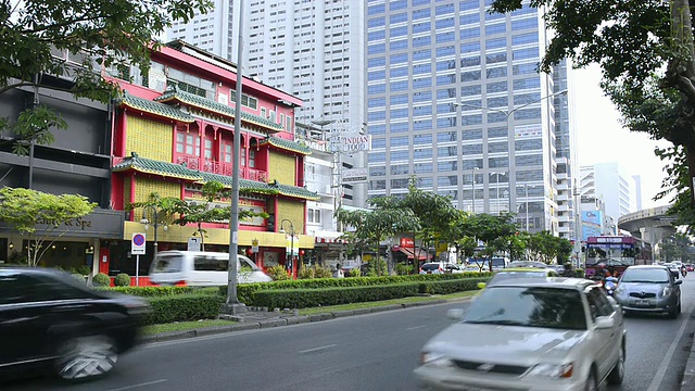 在Silom /曼谷，泰国，路上的出租车，摩托车和汽车视频下载