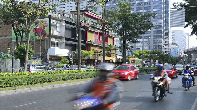 在Silom /曼谷，泰国，路上的出租车，摩托车和汽车视频下载