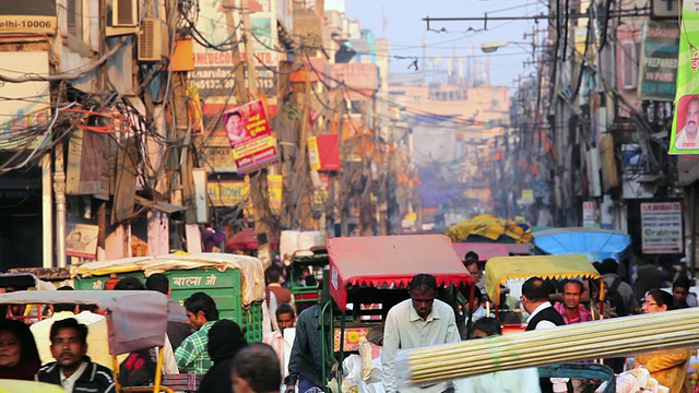 印度德里繁忙的Chandni Chowk市场上的车辆和人群视频素材