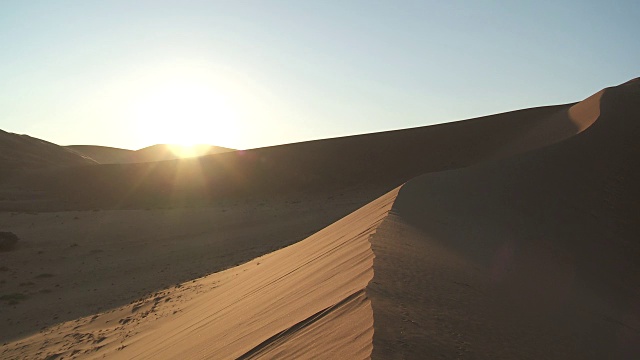 第一缕阳光穿过纳米比亚索苏斯瓦莱的沙丘视频素材