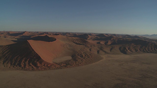 热气球-沙丘鸟瞰图视频素材