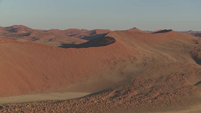 热气球-沙丘鸟瞰图视频素材