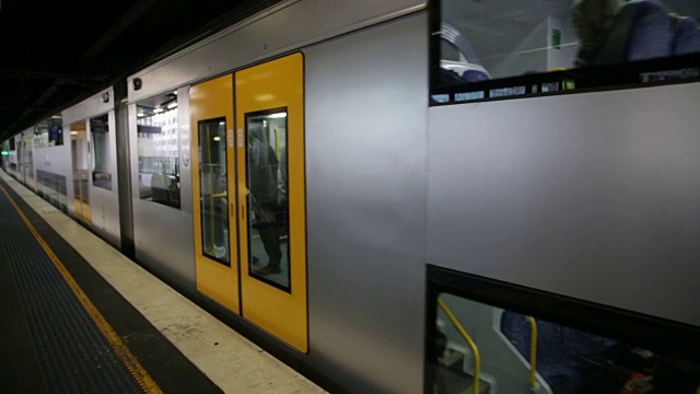 满载乘客的火车驶离地铁站视频素材