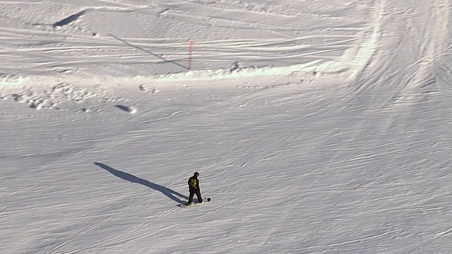 WS TS航拍在Summit / Oberstdorf，德国巴伐利亚滑雪板滑冰视频素材