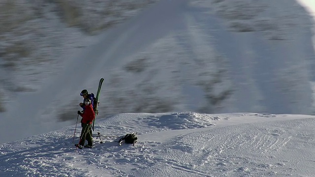 在德国巴伐利亚的奥伯斯多夫山顶上的空中滑雪滑冰者视频素材