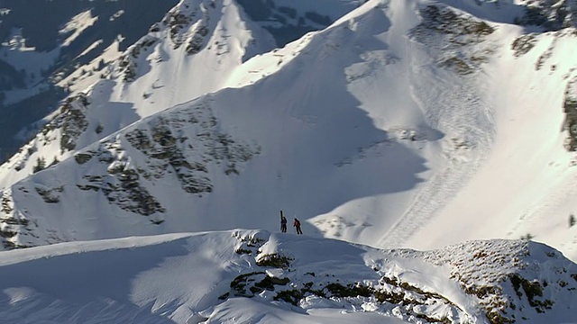 WS鸟瞰图滑雪分散在山顶/ Oberstdorf，巴伐利亚，德国视频素材