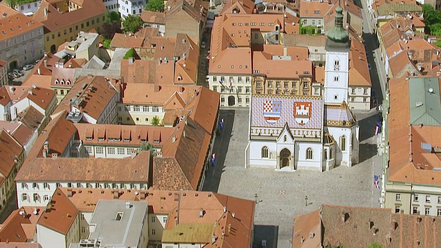 克罗地亚萨格勒布圣马可教堂上空的MS航拍视频素材