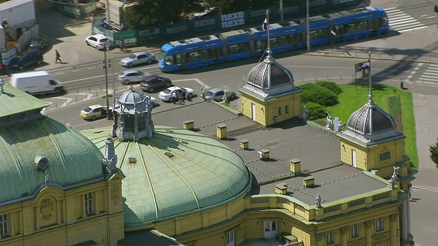 MS AERIAL DS摄于克罗地亚萨格勒布国家剧院上空视频素材