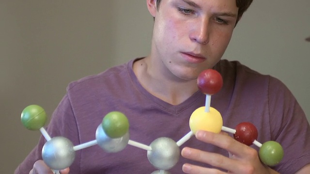 青少年通过研究分子模型学习科学视频素材