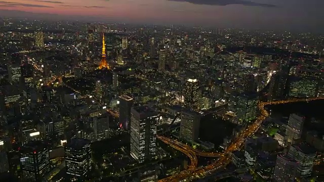 黄昏时从直升机上俯瞰东京塔视频素材