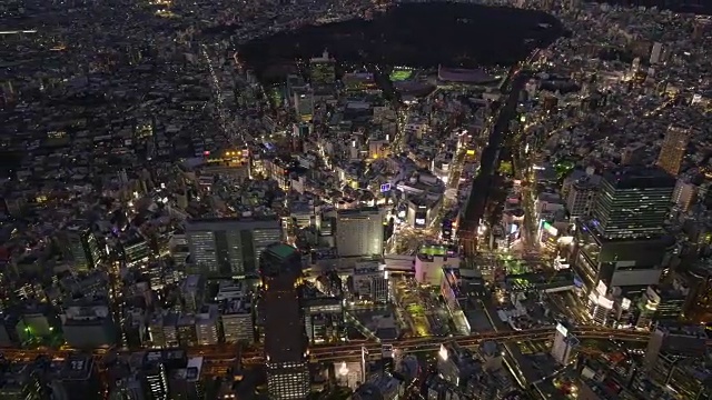 涉谷鸟瞰图从直升机晚上视频下载