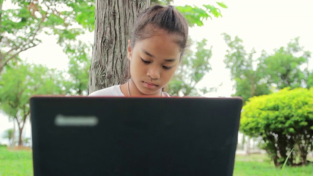 亚洲女孩用笔记本电脑拍摄多莉视频素材