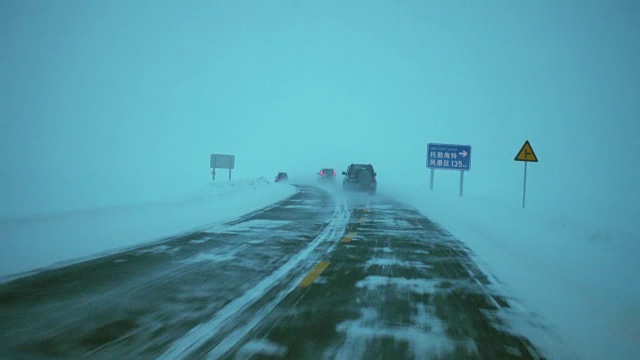 汽车在下雪的天气行驶在道路上，新疆，中国。视频下载