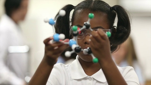 小女孩在科学课上学习模型的慢镜头视频素材