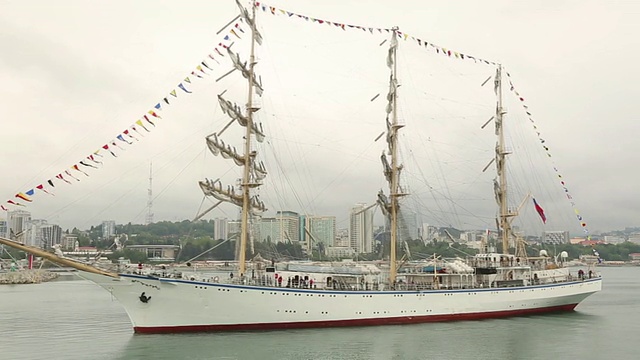 美丽的帆船在索契港视频素材