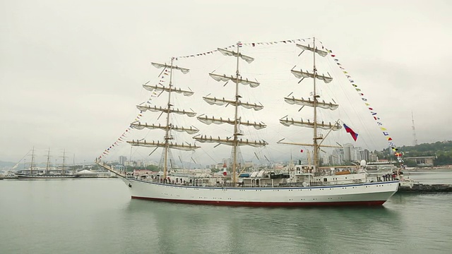 一艘高大的轮船停靠在索契港视频素材