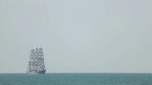扬起风帆的大船视频素材