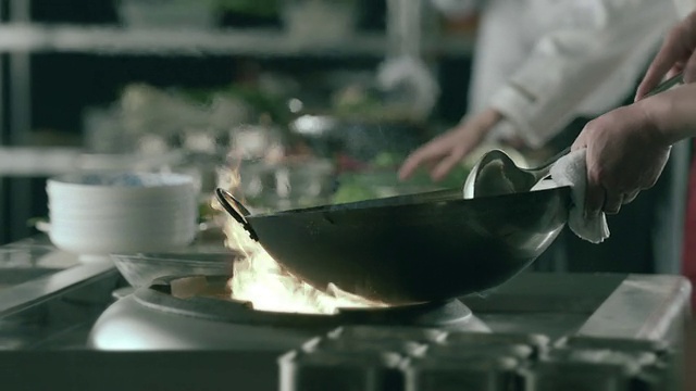 HD火焰蔬菜在煎锅，慢动作视频下载