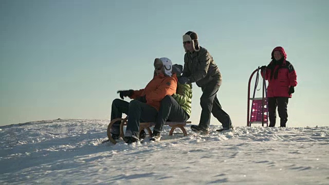 笑的最好的ager夫妇滑雪橇视频下载