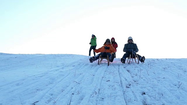 两个老人慢动作地滑着雪橇视频下载