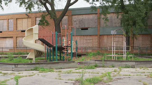 废弃学校的WS游乐场视频素材