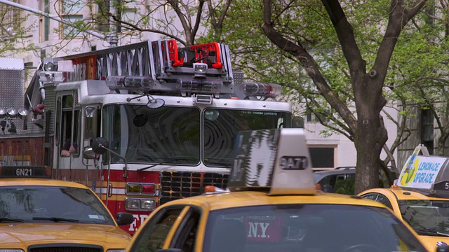 纽约消防局消防车在曼哈顿中央公园附近的第五大道上行驶视频素材