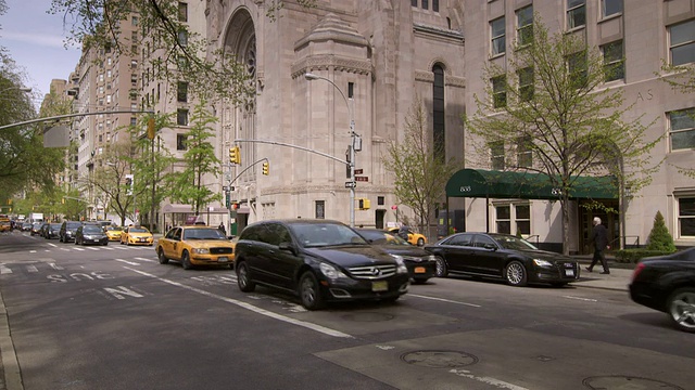 这张照片拍摄于曼哈顿第五大道中央公园附近。一辆出租车以典型的纽约方式在公共汽车专用车道上疾驰视频素材