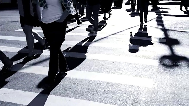 人们在城市中行走。行人的轮廓。拥挤的城市街道。视频素材