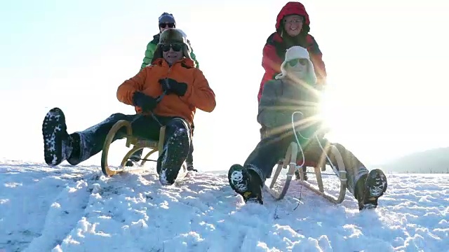 两个老人在滑雪橇，妻子在后面视频下载