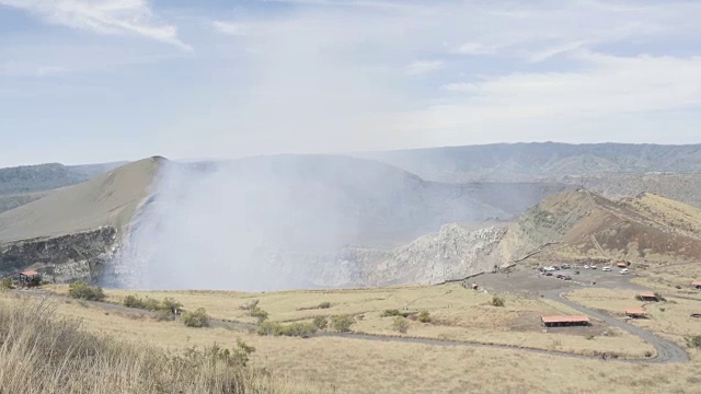 活火山Nindiri广角拍摄。在这段4K视频中，我们可以看到火山口喷出蒸汽和硫磺。位于马萨亚(马那瓜-尼加拉瓜-中美洲)。视频下载