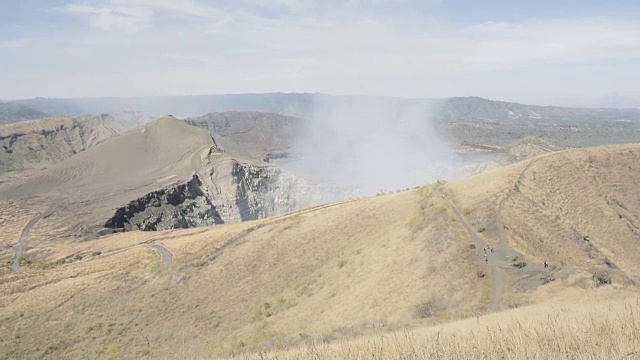 活火山Nindiri广角拍摄。在这段4K视频中，我们可以看到火山口喷出蒸汽和硫磺。位于马萨亚(马那瓜-尼加拉瓜-中美洲)。视频下载