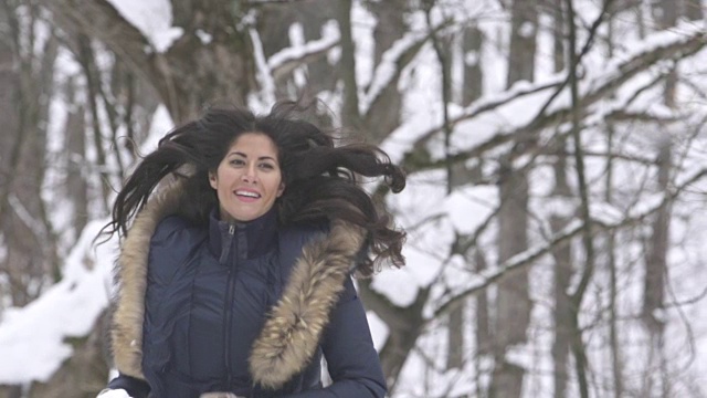 慢镜头女人在雪地里奔跑视频下载