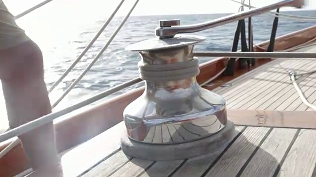 帆船上的古曼卷扬机。视频素材