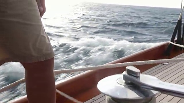 当游艇在水中快速移动时，MS Man开始快速转动绞盘手柄。视频素材