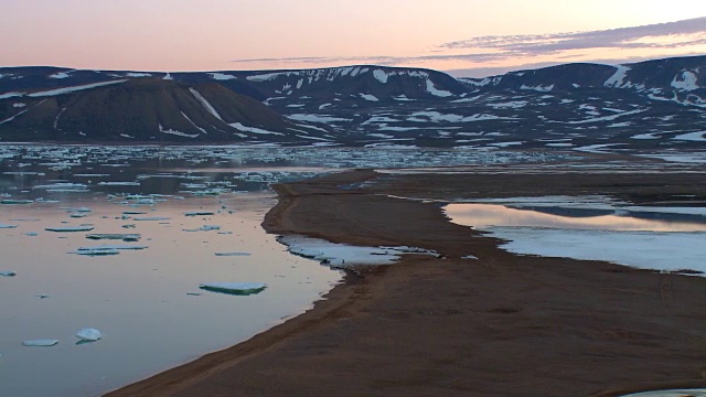在格陵兰岛美丽的风景午夜太阳视频素材