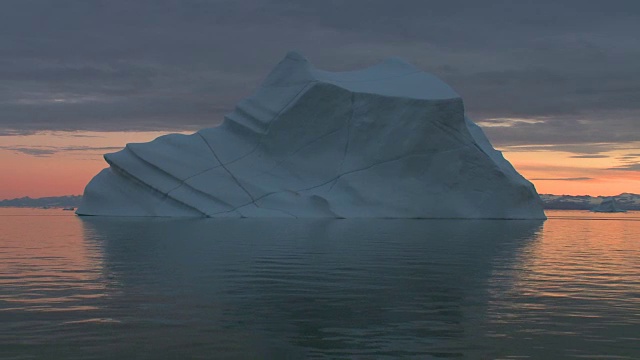 午夜太阳在格陵兰岛漂浮着巨大的冰山视频素材