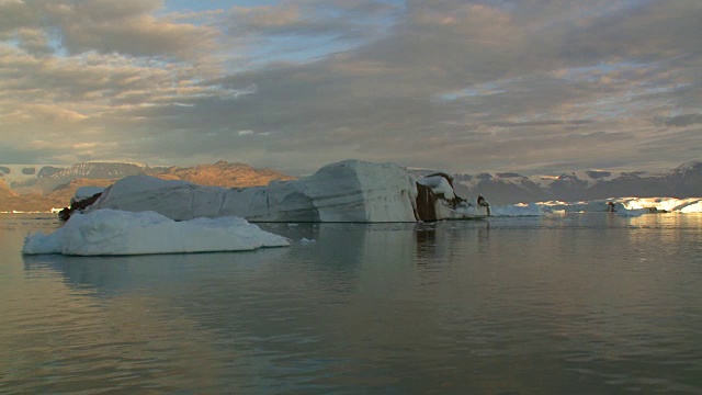 在格陵兰岛午夜的大冰山上航行视频素材