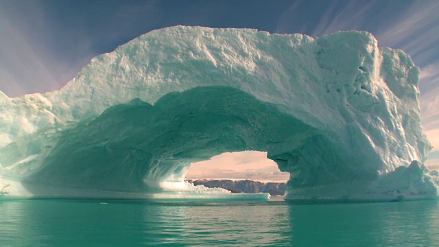 美丽的巨大冰山和一个洞格陵兰岛视频素材